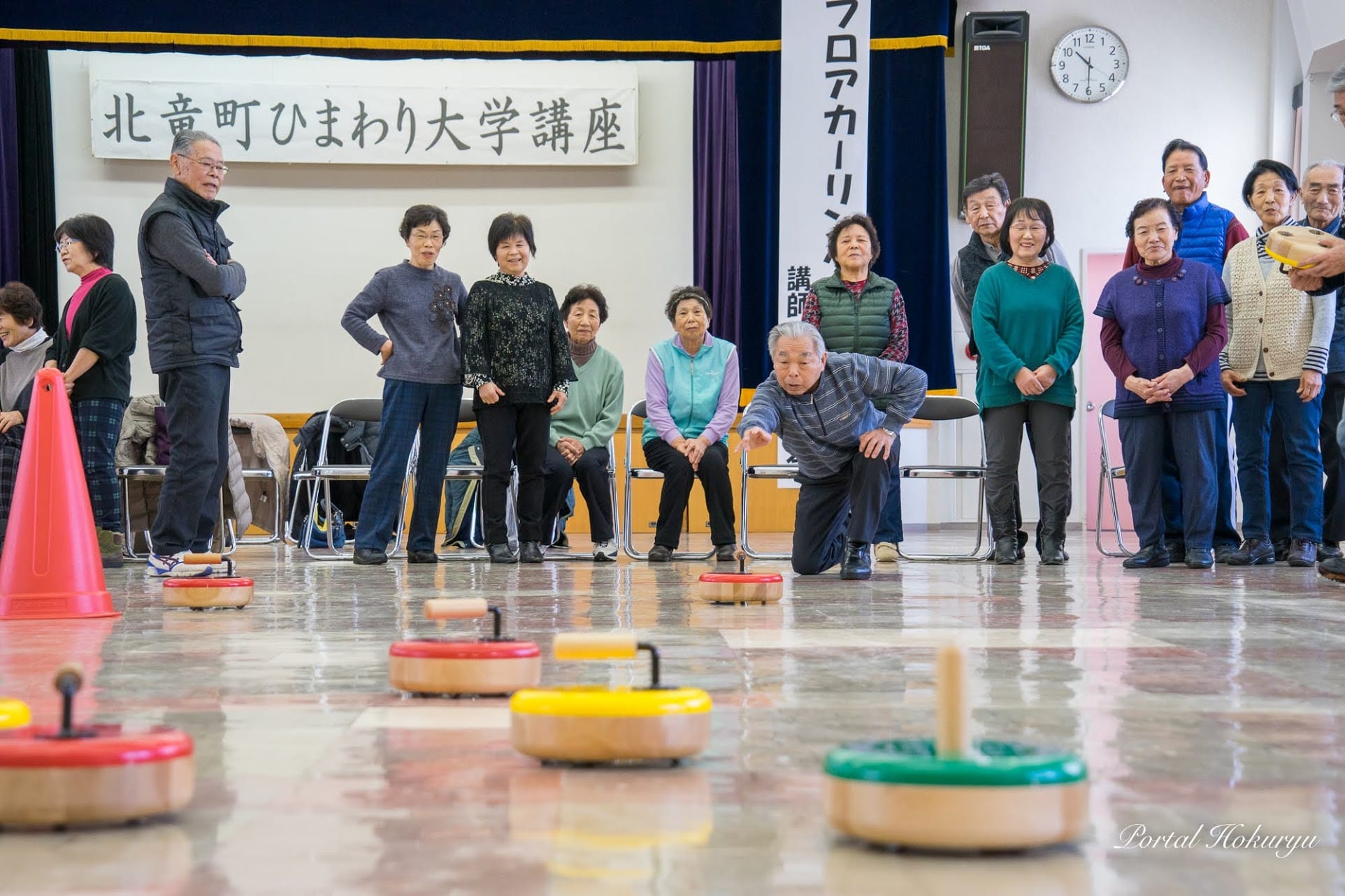 フロアカーリング体験・北竜町ひまわり大学（高齢者大学）笑顔と笑い声がこだまする楽しいひととき