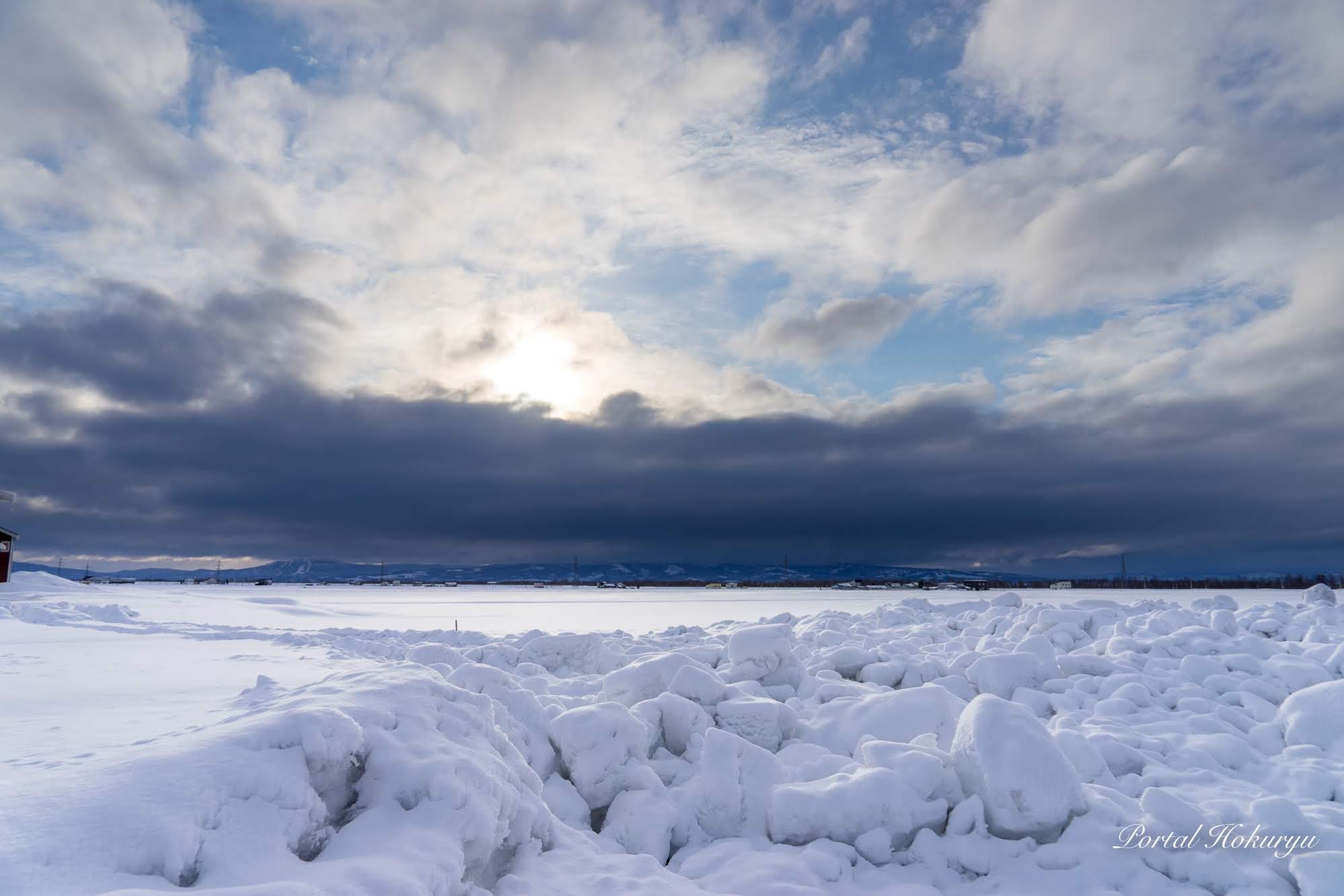 暗雲を照らす光
