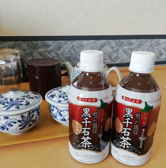 北竜温泉サンフラワーパークではウェルカムドリンクとして黒千石茶【黒千石事業協同組合】