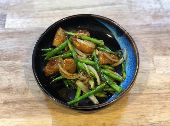 🌻4月15日（水）日替わりランチ「アスパラ炒め定食」お食事処向日葵