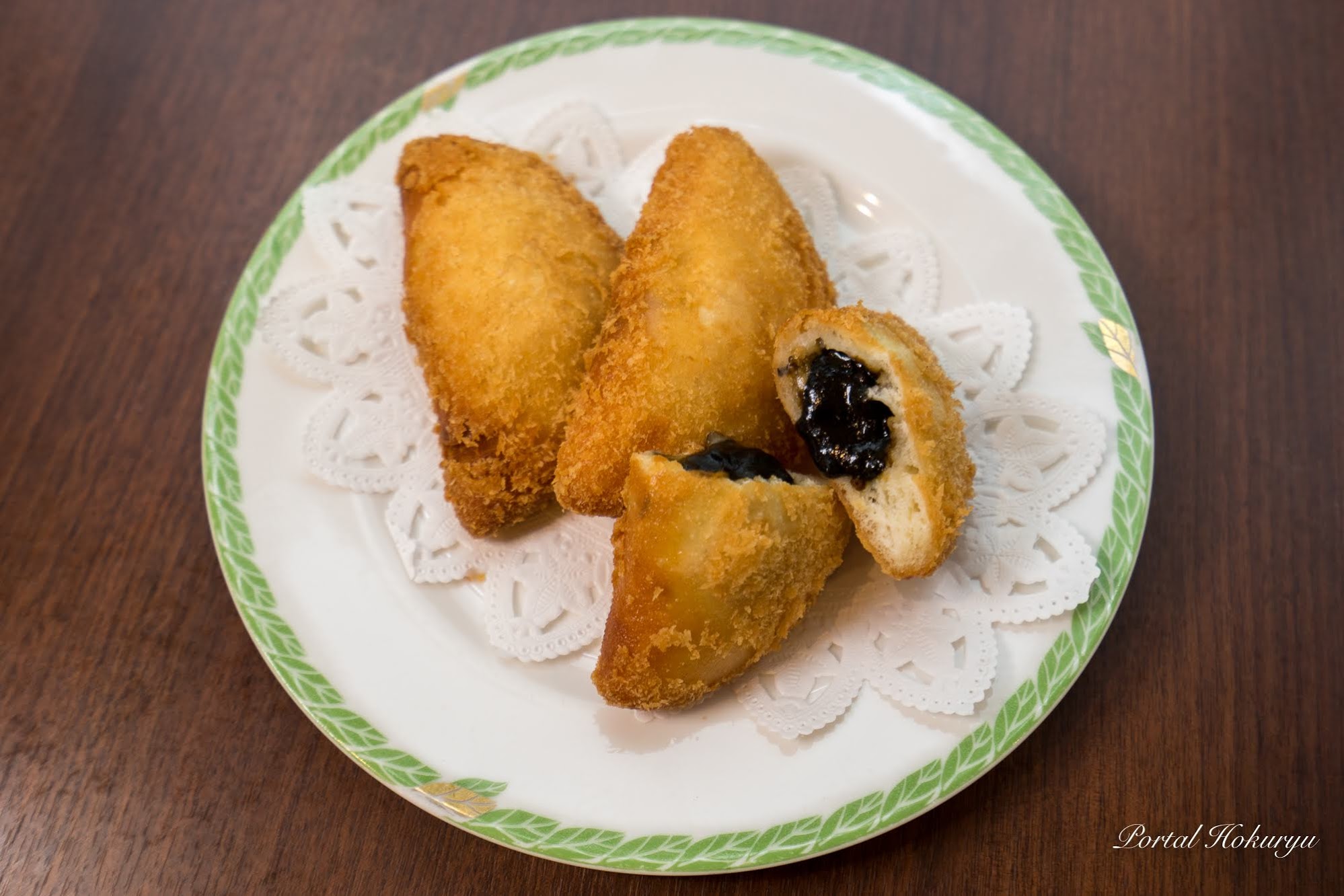 リニューアルメニュー「ひまわりポーク豚丼」発売中！4月29日「黒カレーのカレーパン」新発売！（サンフラワーパーク北竜温泉内）