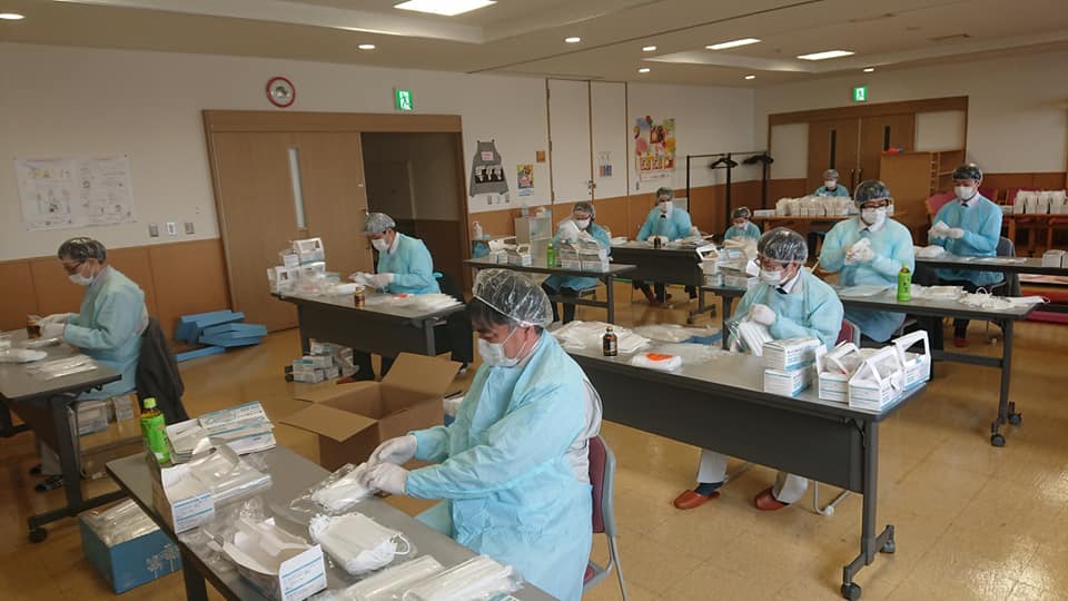 Hokuriku şəhərinin meri Yutaka Sanonun fəaliyyət hesabatı: 23 aprel (cümə axşamı) 10,000 maska gəldi. İşçilər onları çantaya qoyacaq və poçt vasitəsilə hər bir şəhər sakininə 5 maska paylayacaq.