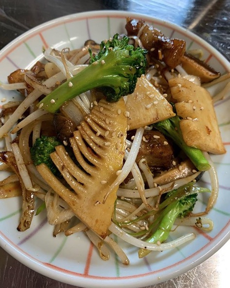 🌻5月8日（金）日替わりランチ「旬のたけのこと豚肉を炒め定食」お食事処向日葵