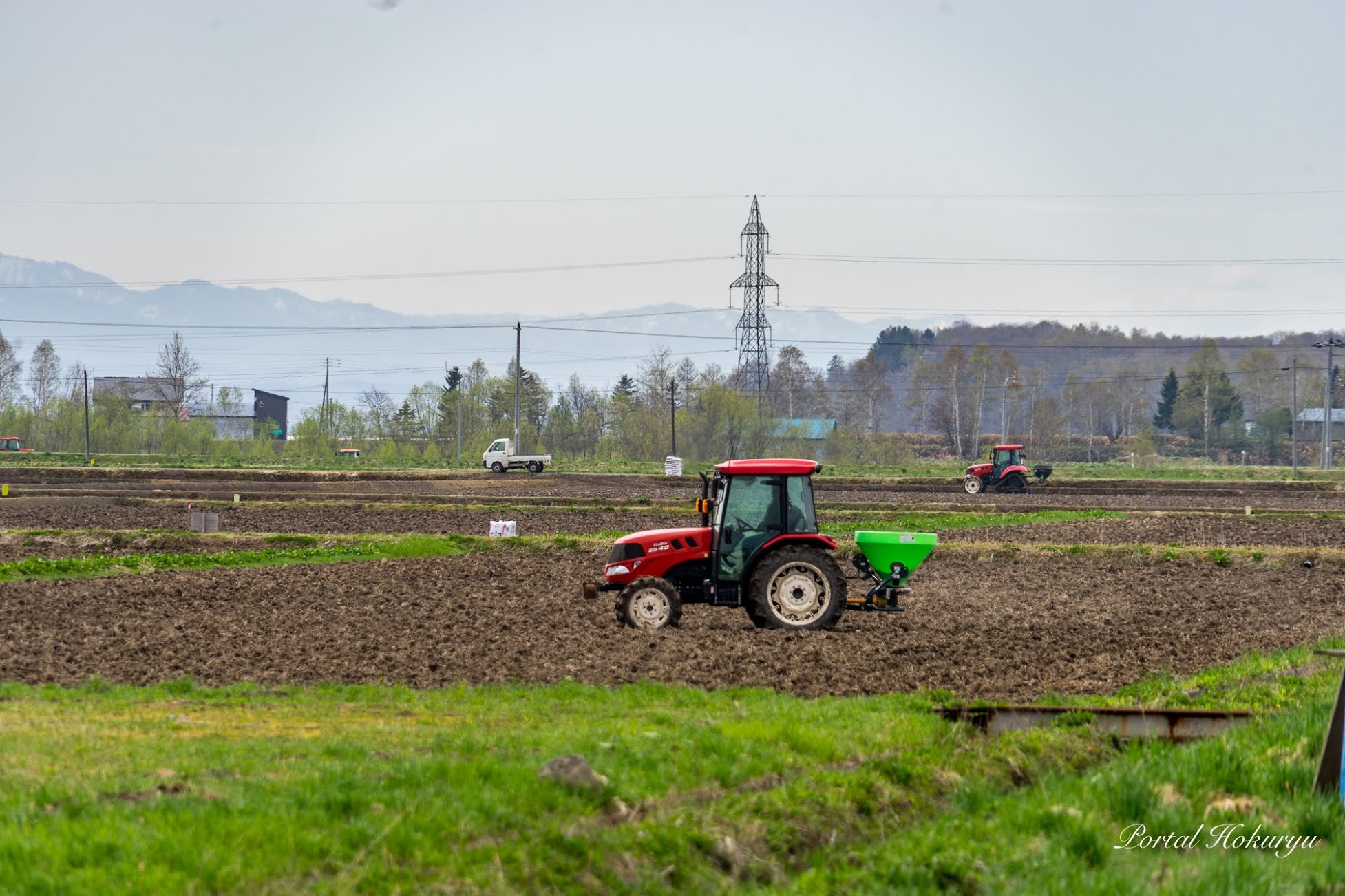 田畑の耕起・施肥作業
