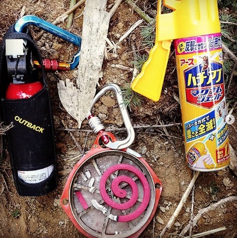 退避グッズ： 少人数での作業が多いのでリスクマネジメントはしっかりと【自然下・上井達矢さん仁美さん】