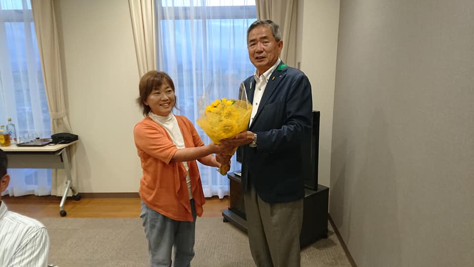 北竜町長 佐野豊 活動報告・9月7日(月)町長室に🍈(赤肉)の寄贈😀🌻😀 空知町村会長就任激励会