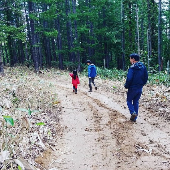 人が来る山に：新聞記事を読んで近隣市町村から遊びに来てくれたご家族【自然下・上井達矢さん仁美さん】