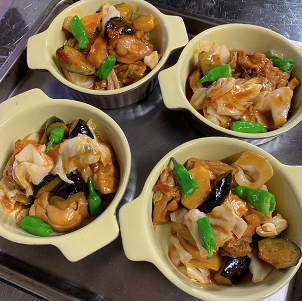 🌻 9月23日（水）鶏のトマト煮定食 🍅 鶏肉のトマト煮をチーズを乗せてオーブンで焼きます♬【お食事処向日葵】