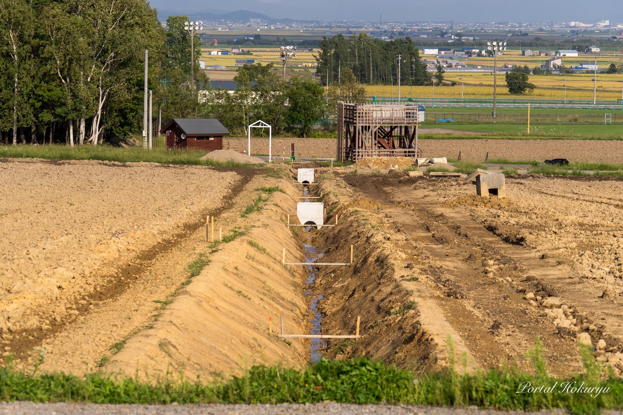 ひまわりの里の排水パイプ埋設工事が進んでいます
