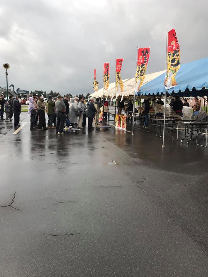 今日は新米祭り。朝から沢山のお客様が並んでいました【みのりっち北竜】