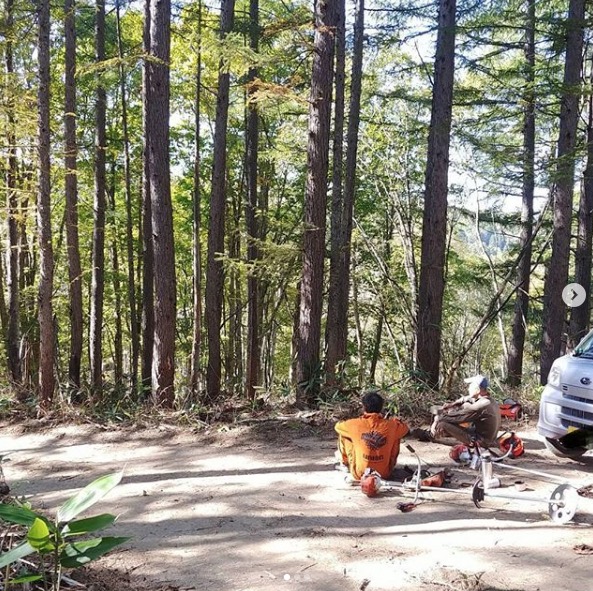 幸せなひととき：仕事合間の休憩。秋晴れ 爽やかな森の空気の中、クラシックを聴きながらお茶を飲んで雑談【自然下・上井達矢さん仁美さん】