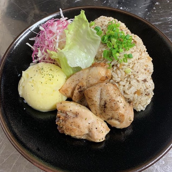 🌻 10月21日（水）ワンプレートランチ ♬ ご飯は黒千石豆の大豆ミート使用【お食事処向日葵】