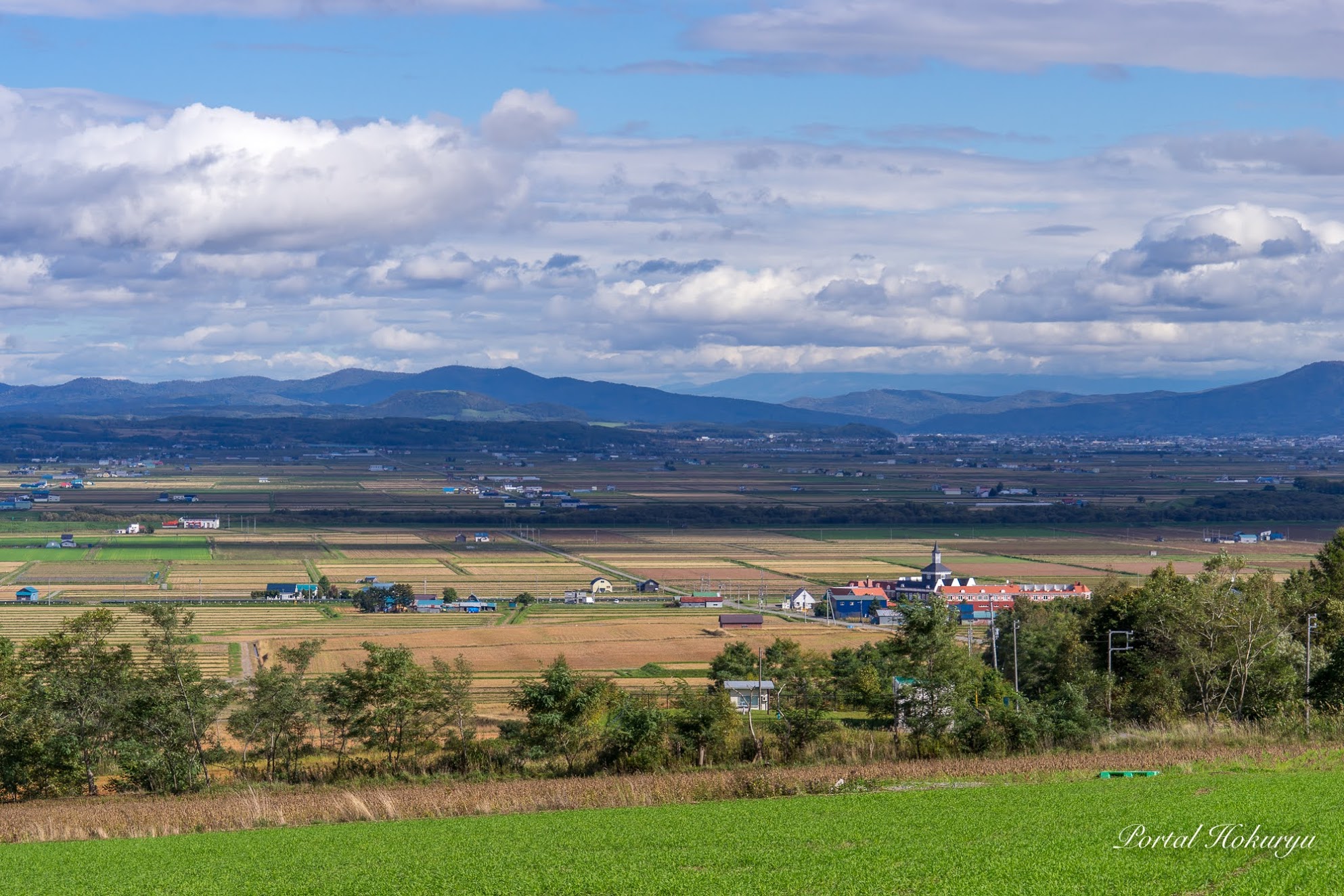 稲刈りを終えた田園風景