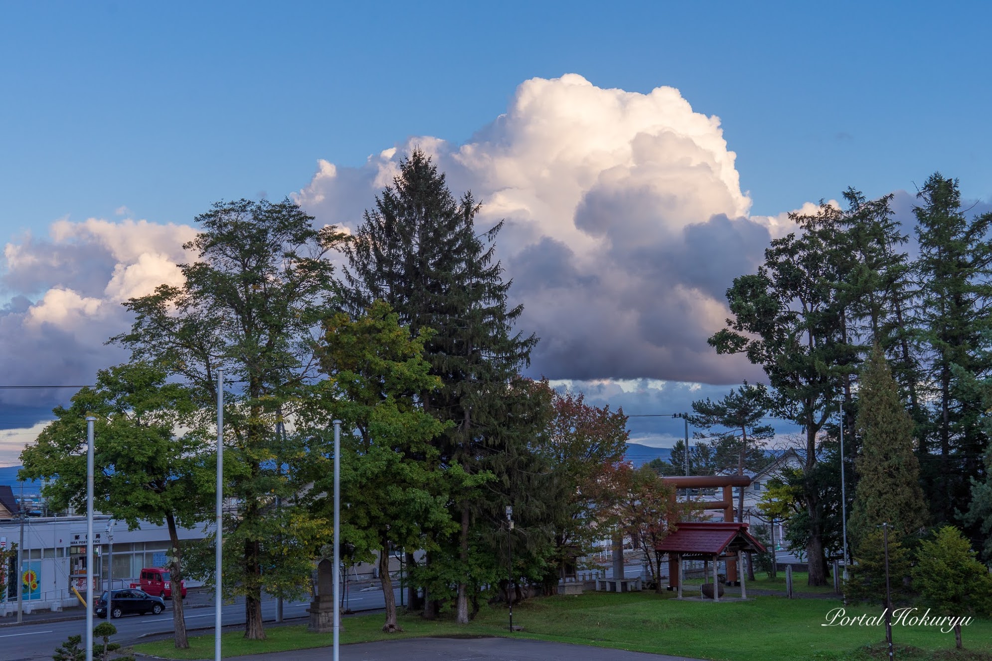 秋空に沸き立つ雲