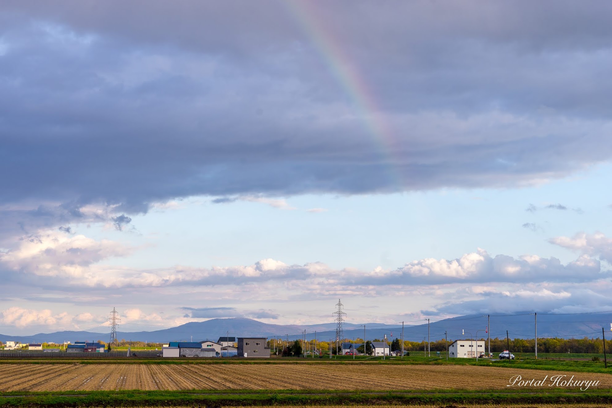 グレーな雲にかかる虹