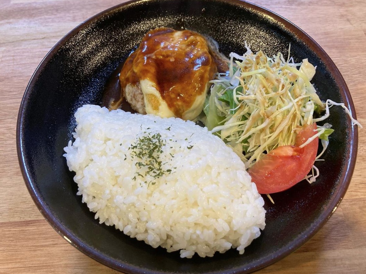 🌻 30 oktyabr (cümə) Kartof salatı hamburger🍚 Hamburger içərisində kartof salatı! Üstündə hətta pendir var! [Himawari Restoranı]