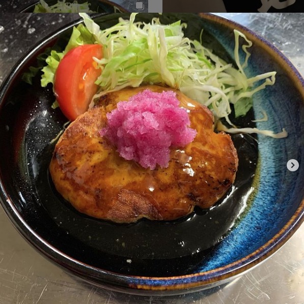 🌻 24 Kasım (Salı) Kalın Soslu Hamburger ve 25'inde başlayan "Ina Card Puan 5x İndirimi". Lütfen bu fırsattan yararlanın 😊 [Himawari Restaurant]