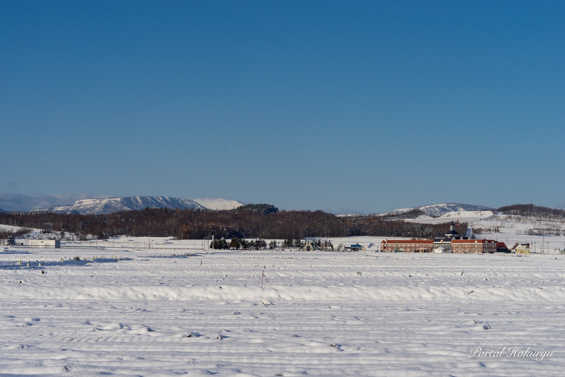 ほんのり雪化粧する恵岱岳