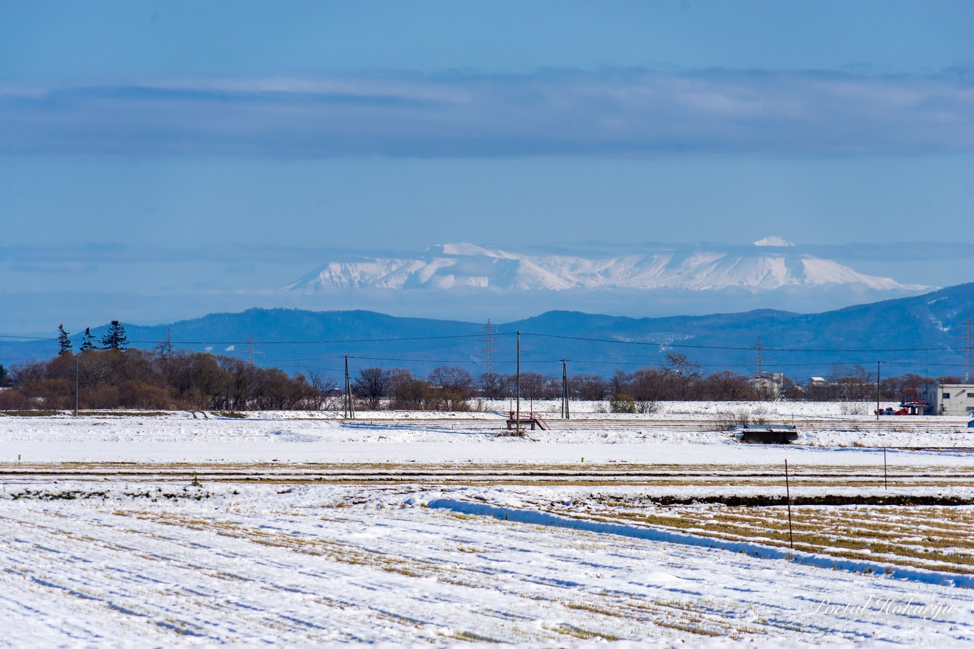 白く浮かび上がる大雪山連峰