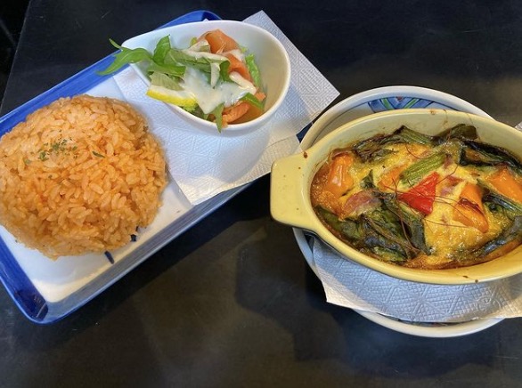 🌻 14 Aralık (Pazartesi) Kiş Tabağı 🙌 Tavuklu pilav ve salata eşliğinde! [Himawari Restoranı]