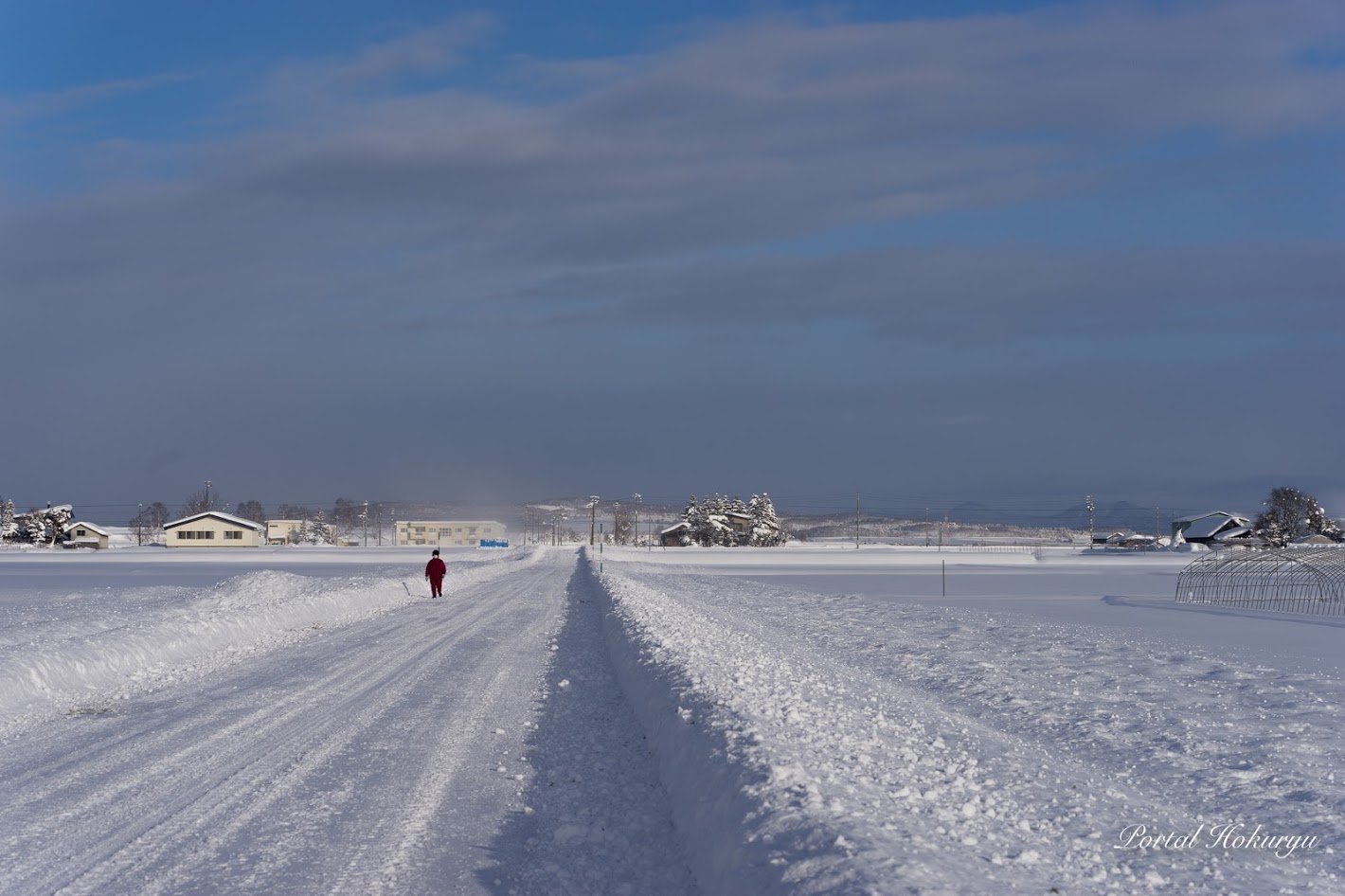 Karlı yollarda yürüyen insanlar