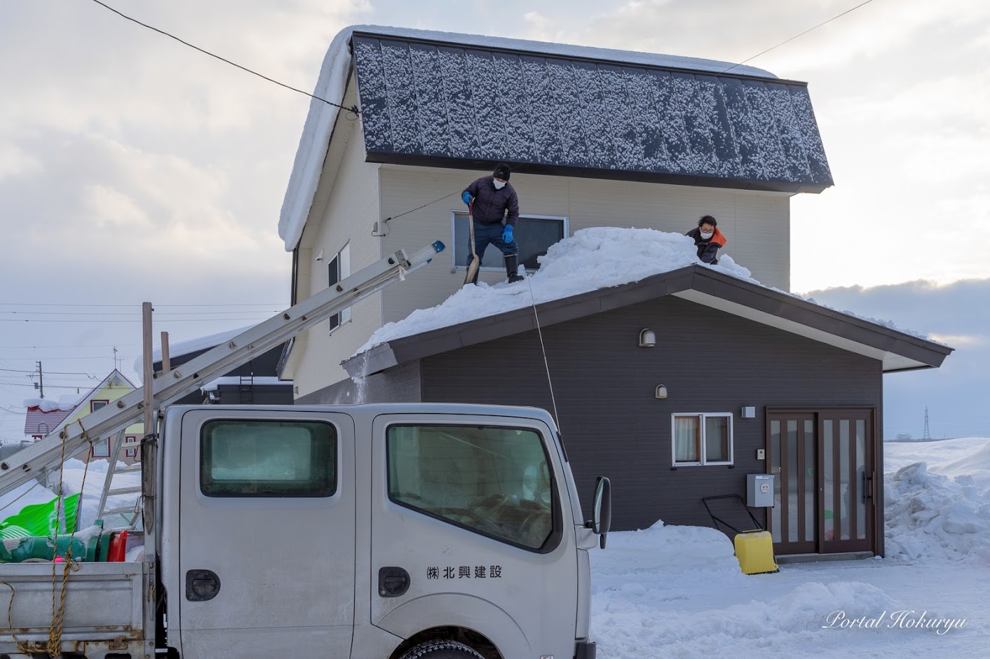 屋根雪おろし