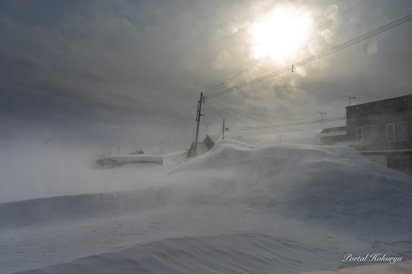 Işıkta yükselen kar dumanı