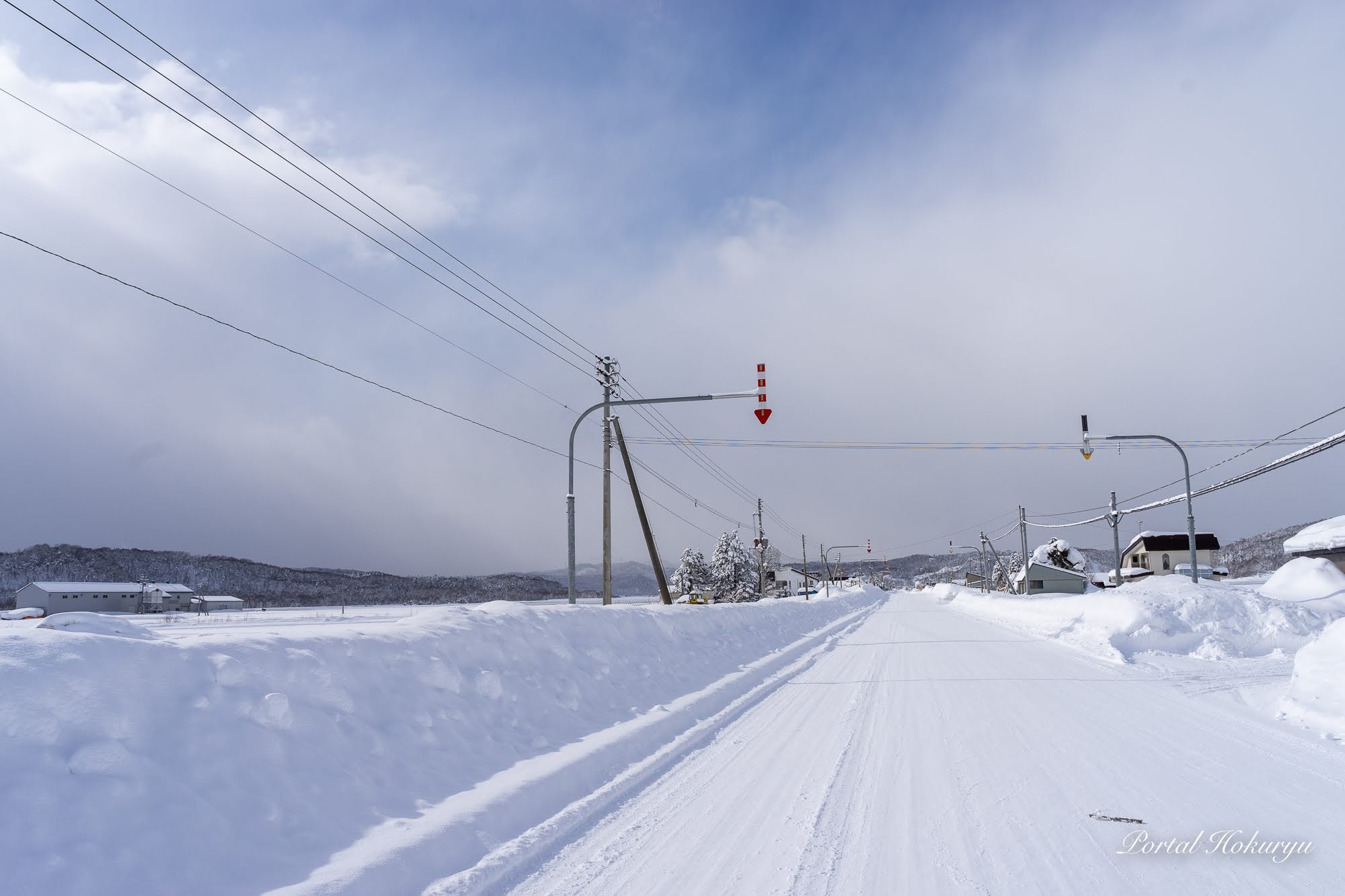 真っ直ぐに続く雪道