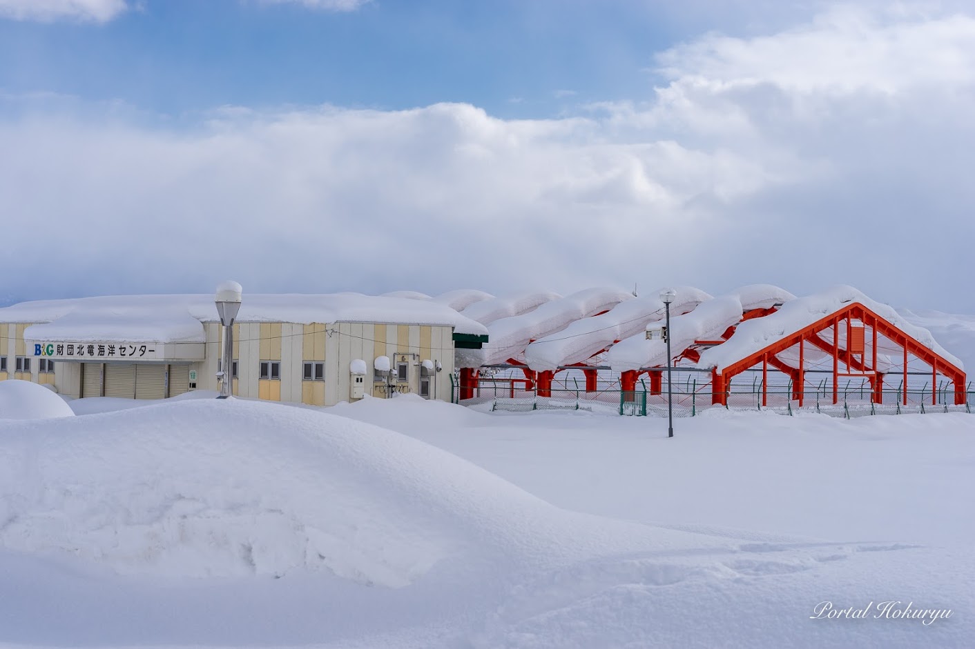 雪を被るＢ＆Ｇ海洋センター