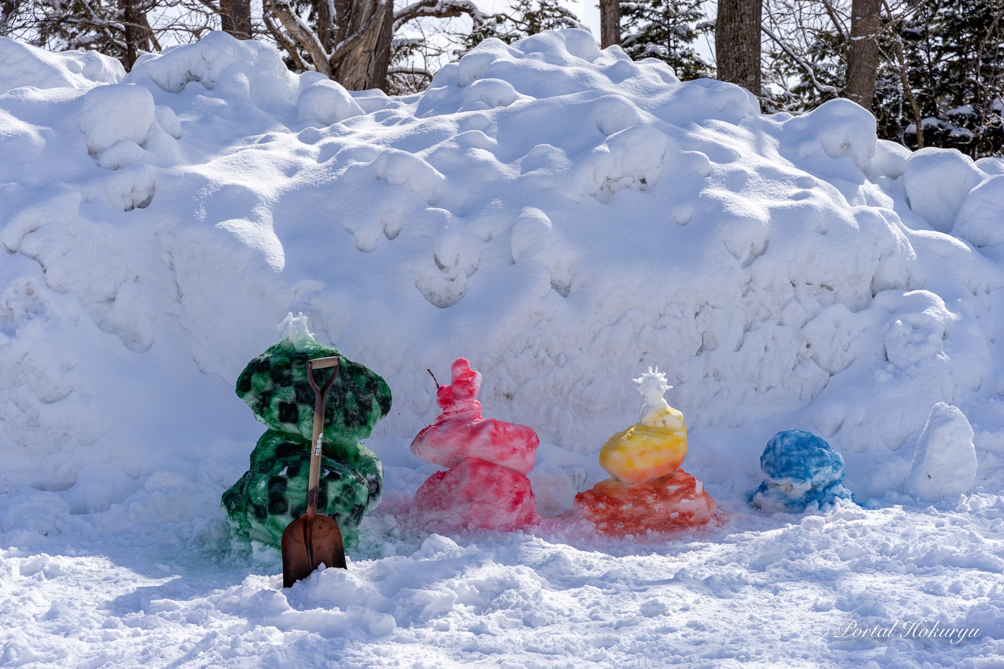 カラフルな雪だるま