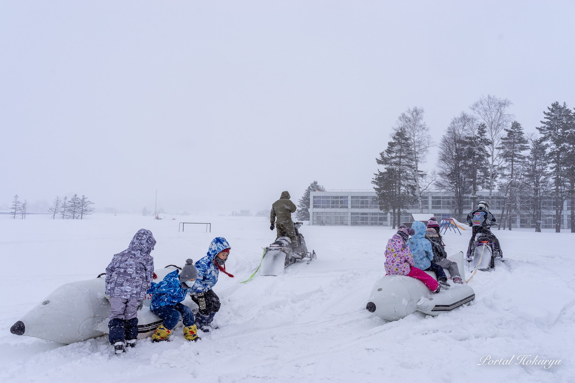 真竜小学校の校庭の雪原で!