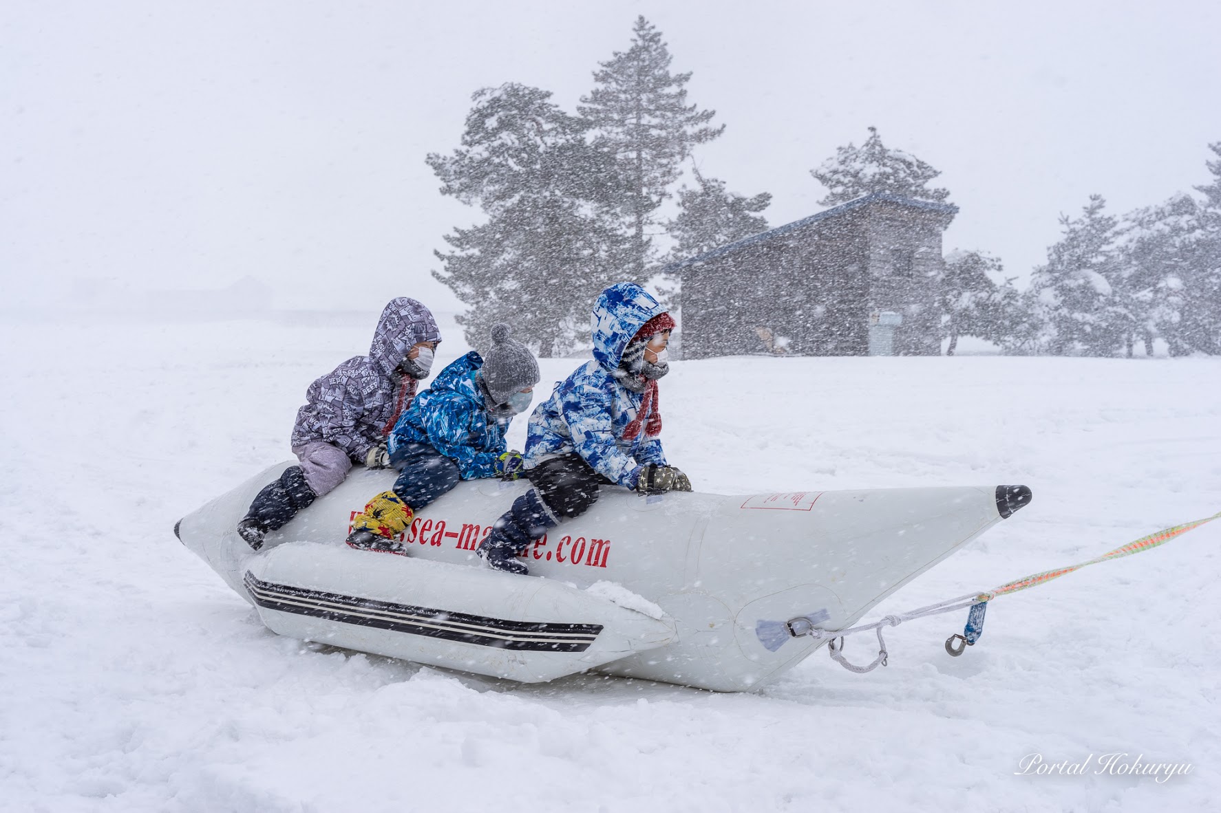 吹雪の中をまっしぐら!