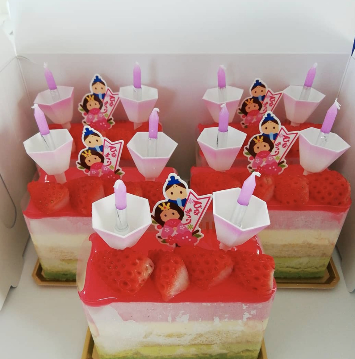 ひな祭り。女子スタッフにケーキがあたりました‼️  かわいい～ 🎵 しかも、ローソク付きです❗【黒千石事業協同組合】