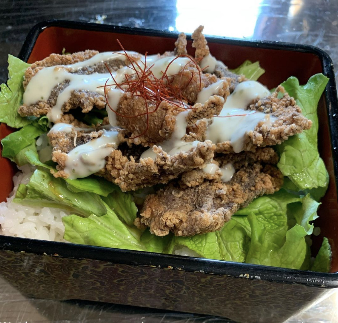 🌻 3月15日（月）マグロの唐揚げ丼でした ♪ 上にはワサビクリームをかけてます❗️【お食事処向日葵】