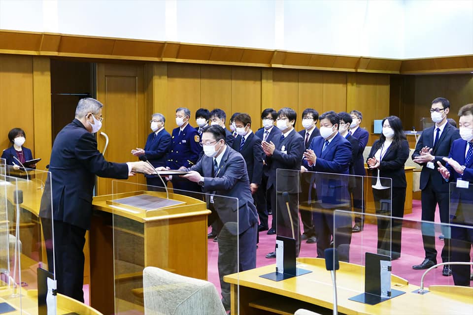 รายงานกิจกรรมของนายกเทศมนตรีเมืองโฮคุริว ยูทากะ ซาโนะ - 1 เมษายน (พฤหัสบดี) พิธีมอบรางวัลและแต่งตั้งพนักงานประจำ การเข้าร่วมพิธีศพของนายนารูกิจิ มิคาตะ แห่งสมาคมเมืองวาโตะ