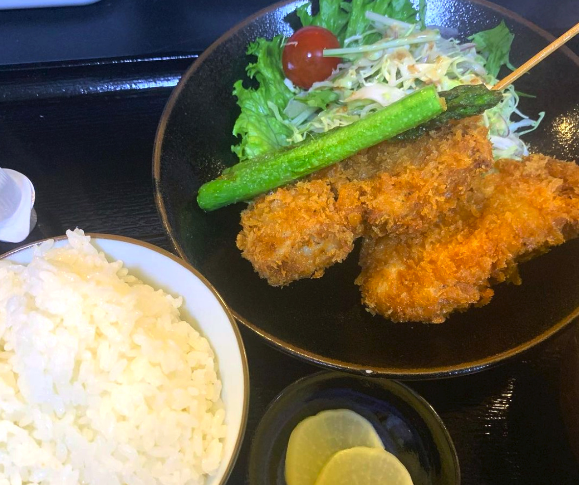 🌻 14 Aprel Çərşənbə günü: Kuşikatsu yeməyi ♪ Donuz əti kuşikatsu, ilin birincisi, qızardılmış qulançar ilə verilir 😊 [Himawari Restoranı]