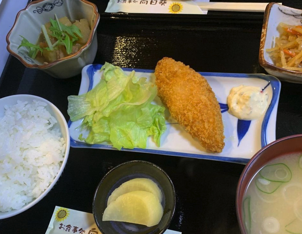 🌻 बुधवार, 21 अप्रैल: फ्राइड सैल्मन सेट मील ♪ मांस और आलू स्टू के छोटे कटोरे और हलचल-तली हुई बर्डॉक रूट के साथ परोसा गया 😊 [हिमावारी रेस्तरां]