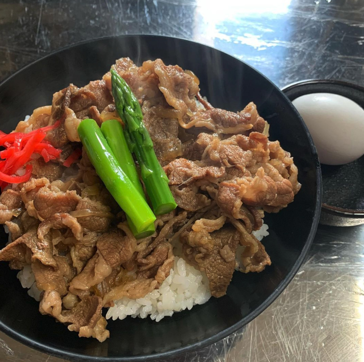 🌻 4月24日（土）牛丼でした ♪ 密かにメニュー化を検討している一品です 😊【お食事処向日葵】
