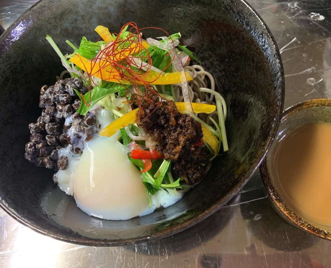 🌻 4月28日（水）黒千石大豆ミート入りのぶっかけ蕎麦でした ♪ お野菜と温玉、黒千石納豆、黒千石辣油をトッピングにのせてみました 😊【お食事処向日葵】