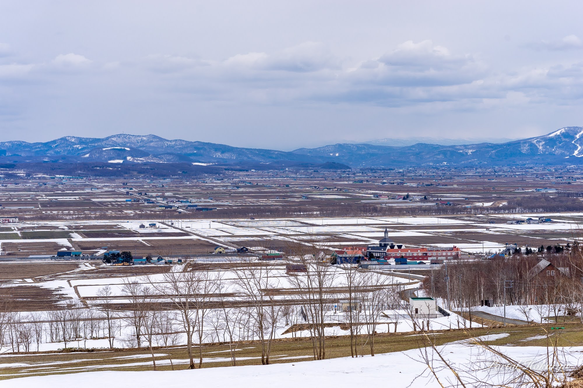 雪解けが進む田園風景