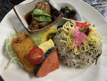 🌻 Ngày 4/5 (Thứ Ba) Đĩa trẻ em (có salad, cơm và đồ uống), trứng cuộn, cá hồi và cá chép 😊 [Nhà hàng Hướng Dương]