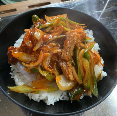 🌻 5月6日（木）ポークチャップ丼 ♪ GWはいかがお過ごしでしたか？ 😊【お食事処向日葵】