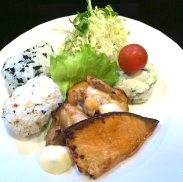 🌻 Pada hari Sabtu tanggal 8 Mei, ikannya adalah salmon saikyo-yaki, ayam ala teriyaki, salad sayur, salad kentang, bola nasi jerami, dan makan siang satu piring 🍴 😊 [Restoran Bunga Matahari]