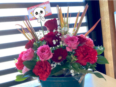 🌻 5月20日（木）お客さんよりお祝いのお花を頂きました 💐 とっても素敵です。。。ありがとうございます 🥰【お食事処向日葵】