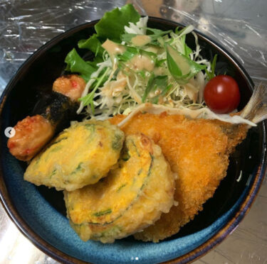 🌻 1 iyun (çərşənbə axşamı) qızardılmış yemək idi 🐟 Qızardılmış at skumbriyası, Isobe-yaki üslubunda tempura və yuvarlanan yumurta tempura ön planda ♪ 😊 [Himawari Restoranı]