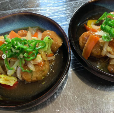 🌻 19 มิ.ย. (เสาร์) ลูกชิ้นปลาทูน่าราดซอสข้น 🐟 เราทุบปลาทูน่าให้เป็นลูกชิ้น แล้วราดซอสข้นด้านบน 😊 [ร้านอาหารฮิมาวาริ]