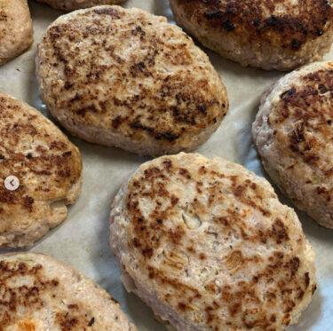 🌻 23 Haziran (Çarşamba) - Üstünde kızarmış yumurta bulunan Hamburg bifteği 🍳 ♪ Fırında pişiriyoruz ve ardından üstüne kızarmış yumurta koyuyoruz 😊 [Himawari Restaurant]