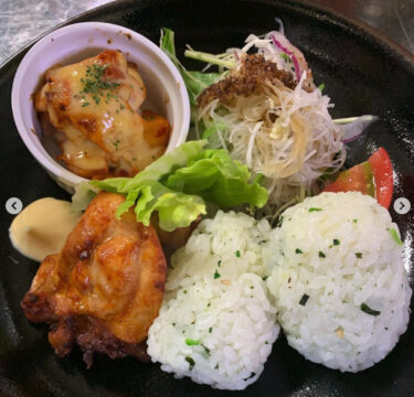 🌻 1 जुलाई (गुरुवार) हिमावारी लंच प्लेट (डैंड्री चिकन, स्पाइसी ग्रेटिन, राइस बॉल्स) 😊 [हिमावारी रेस्टोरेंट]