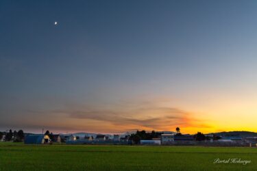 色が混じり合う夕暮れ時の風景