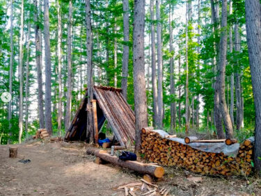 Baza dağların dərinliyində: Şəhər yolundan təxminən 500 m məsafədə yerləşən baza. Biz taxta-şalbanı burada toplayıb yola salmağı planlaşdırırıq. [Şizenshita, Tatsuya və Hitomi Kamii]